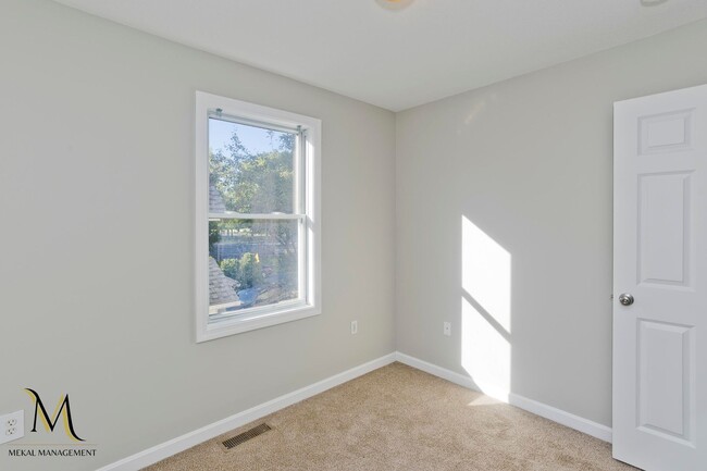 Building Photo - Newly Renovated Duplex Apt | All New Appliances + Off Street Parking