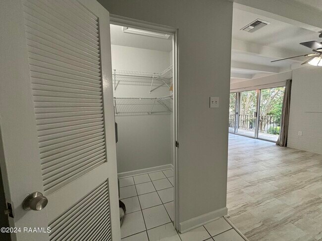 Building Photo - 1008 S College Rd