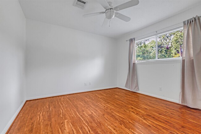 Building Photo - 3250 Three Pines Dr