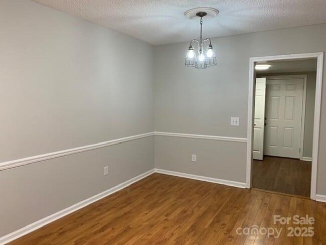 Building Photo - Move-In Ready 3BR/2BA with New Appliances ...