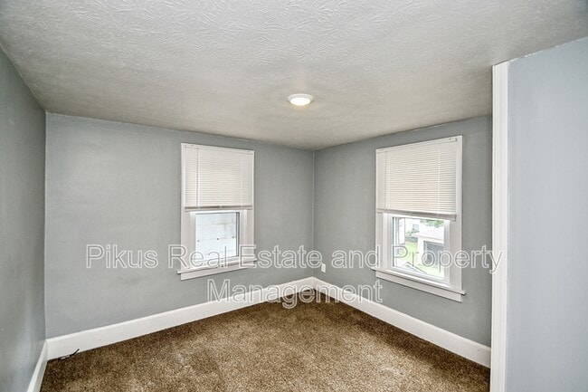 Building Photo - 2912 Grove Pl SW