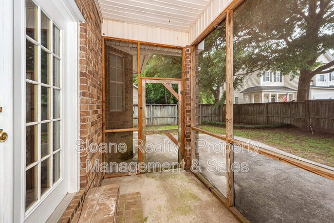 Building Photo - 1584 Kentwood Cir