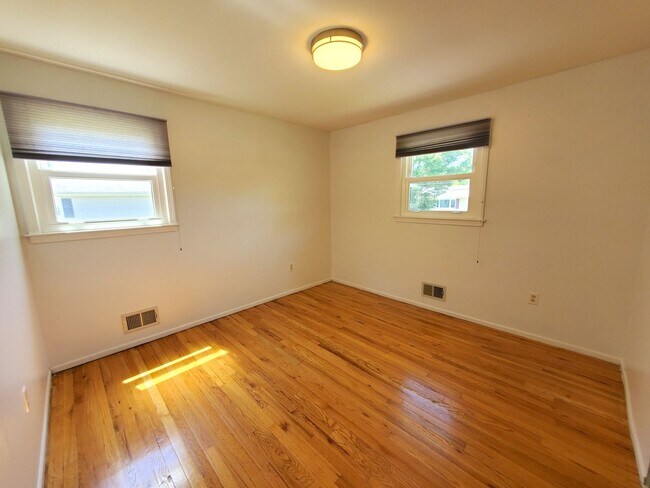 Building Photo - Single family, bi-level home with 4-bedrooms (one bedroom on ground level), 2.5 bathrooms, attach...