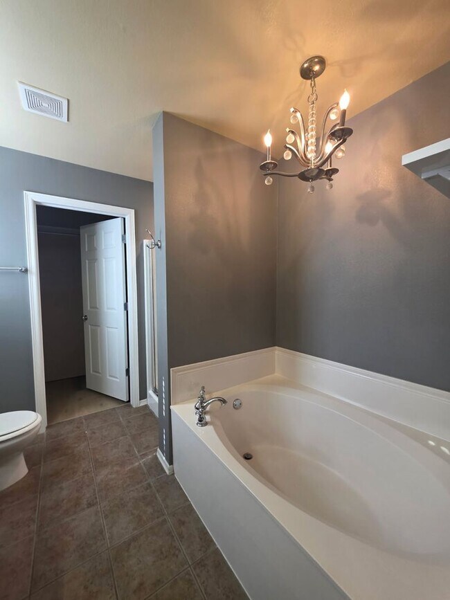 Building Photo - Beautiful home offers open floor plan with...