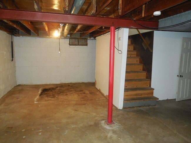 Building Photo - Two Bedroom Home with Large Yard and Updat...