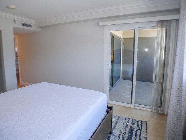 Building Photo - RARE Offering 2BD/2BA - Condo of secured building in highly sought after Boutique Bella Capri bui...