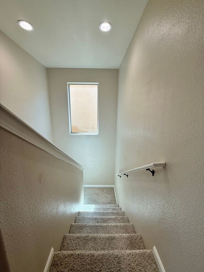 Building Photo - Move In Ready 3 Bed 2.5 Bath!!!