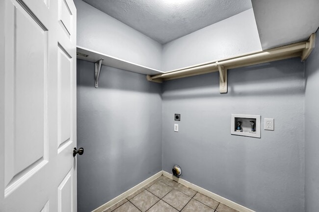 Building Photo - 7811 Holly Berry Ct