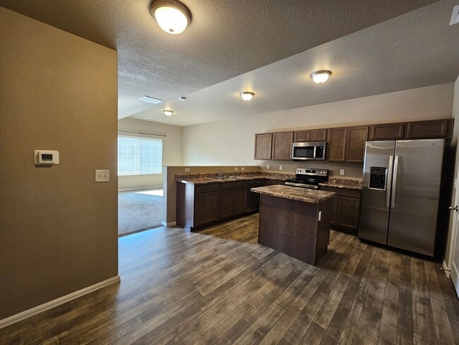 Building Photo - 3 bed-3 bath Townhome with AC!!!