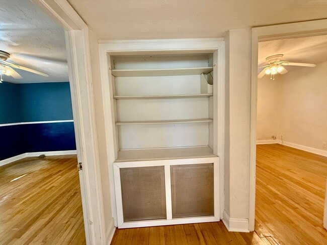 Building Photo - Euclid/Woodlawn Roommate Dream 4/3 home