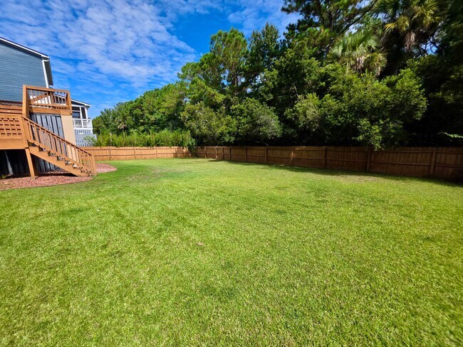 Building Photo - Elevated Four Bedroom in Rivertowne Countr...