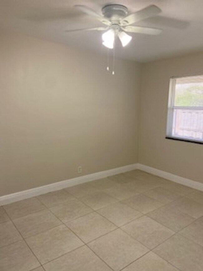 Building Photo - 702