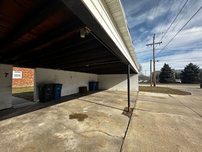 Building Photo - 1241 Apache Ave