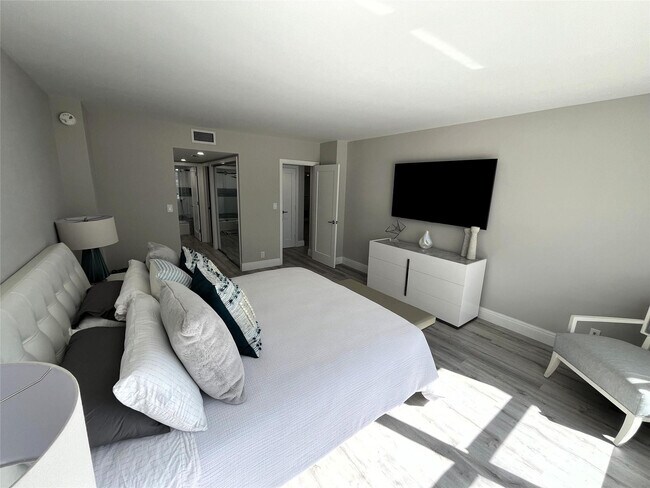 Building Photo - 3500 Galt Ocean Dr