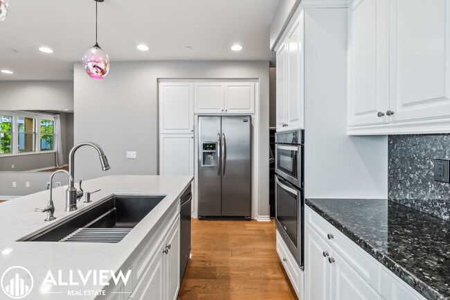 Building Photo - Highly Upgraded 4 Bed, 4.5 Bath Condo Available in Pacific Shores!