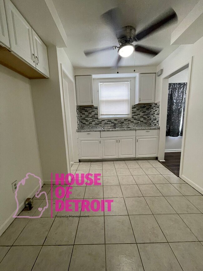Building Photo - SUMMER SPECIAL~ 3 BEDROOM 1.5 BATH~ FREE P...
