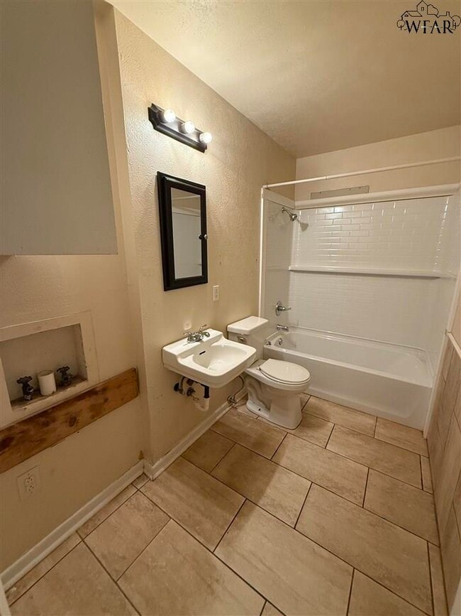 Building Photo - 4609 Meadow Lake Dr