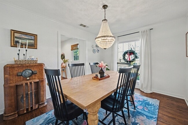 Building Photo - 2100 Daisy Ln