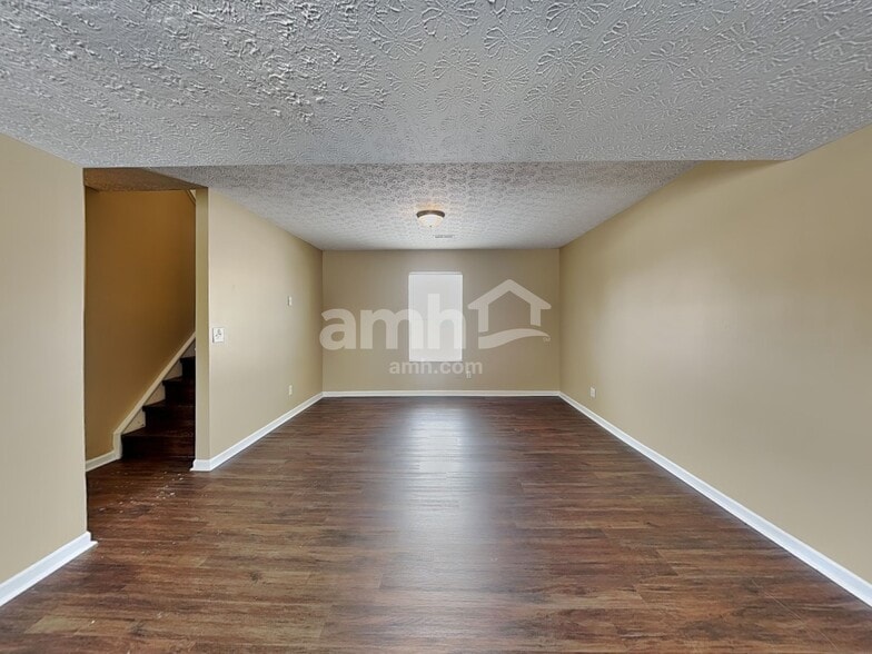 Building Photo - 372 Thompson St