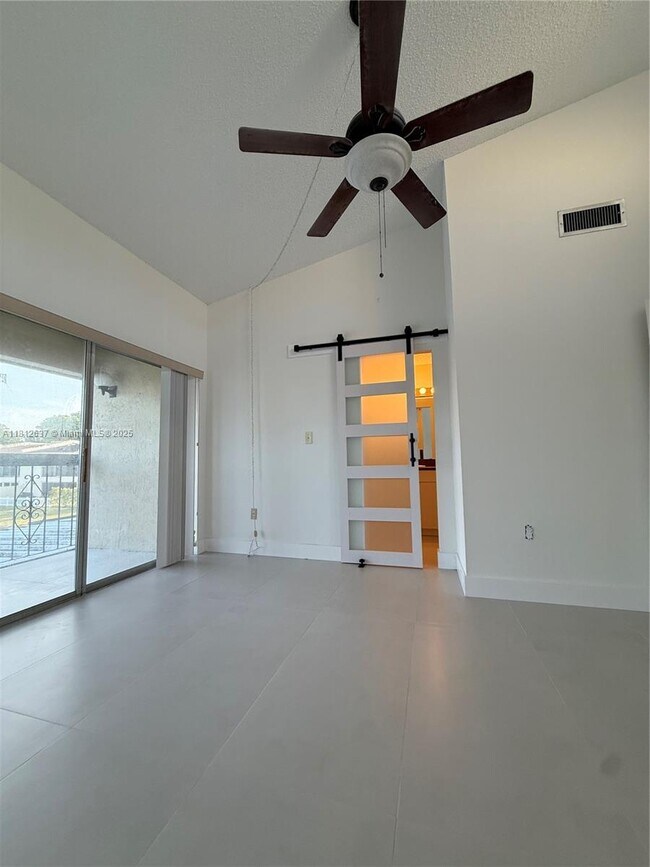 Building Photo - 14293 Kendale Lakes Cir