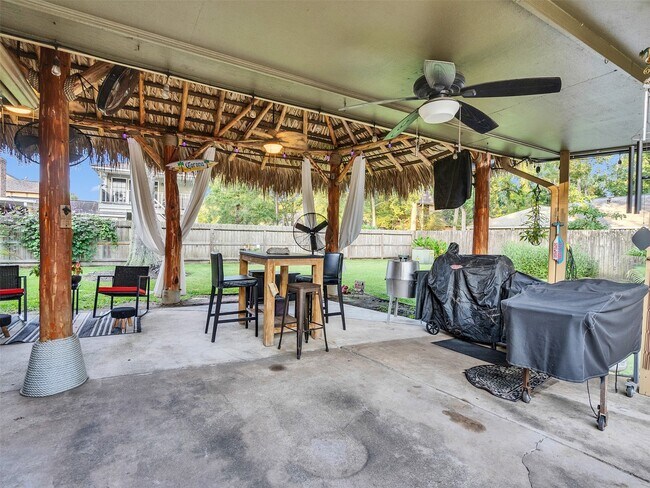 Building Photo - 702 Olde Oaks Dr