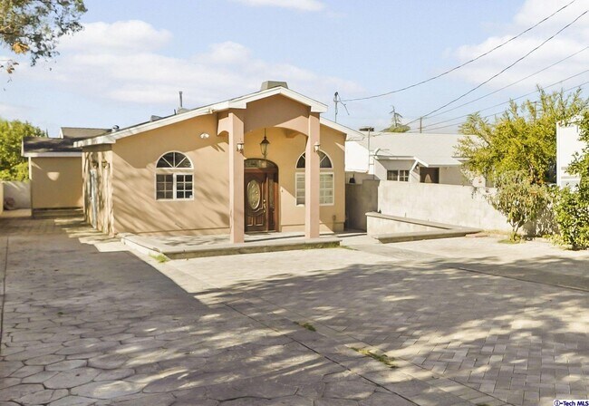 Building Photo - 10521 Leolang Ave