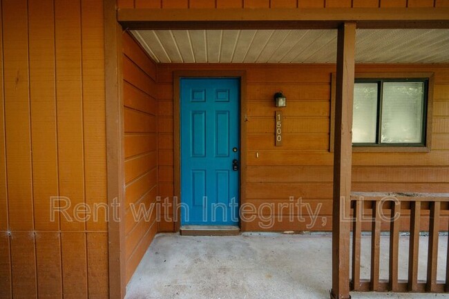 Building Photo - 1500 Twin Lakes Cir