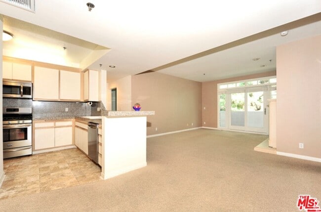 Building Photo - 2222 Beachwood Dr