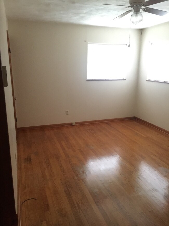 Building Photo - Newly updated No Pet 3 bedroom 2 bath bric...