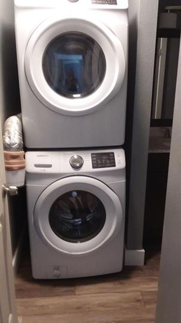 Building Photo - Washer dryer in unit! Bus route! Top floor!