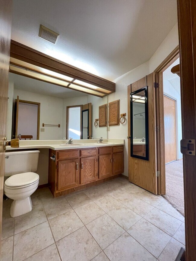 Building Photo - Beautiful 2-Bedroom Townhome in Aurora – A...