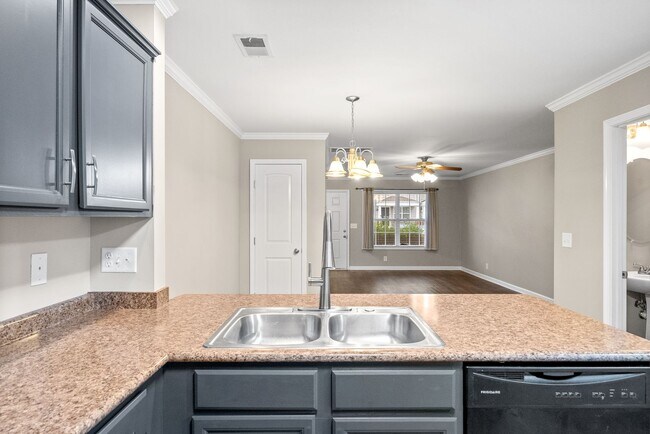 Building Photo - Updated Townhome near Tennova Hospital