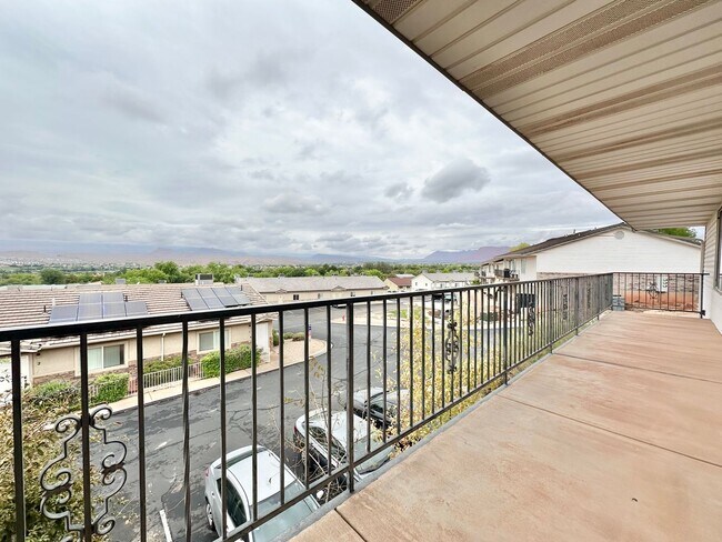 Building Photo - 4 bedrooms plus 2 additional areas. Price Reduced!!