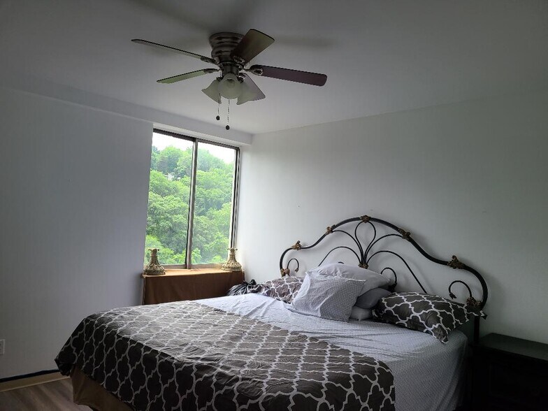 king bed - 1800 Roundhill Rd