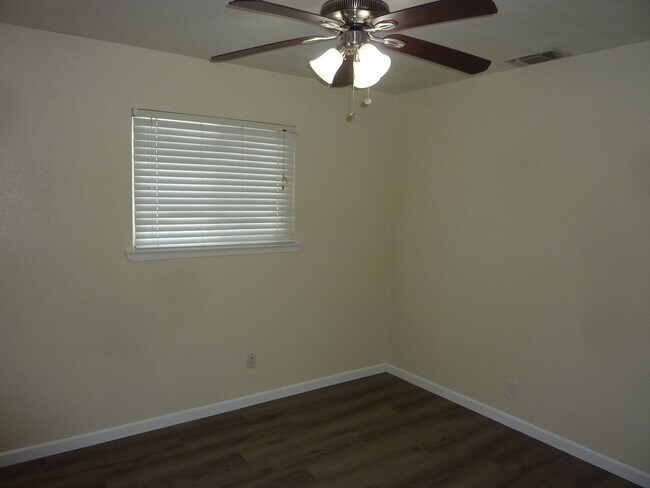 Building Photo - Centrally Located, Nicely Updated Througho...