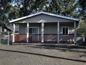 Building Photo - 834 Teal Ct SE