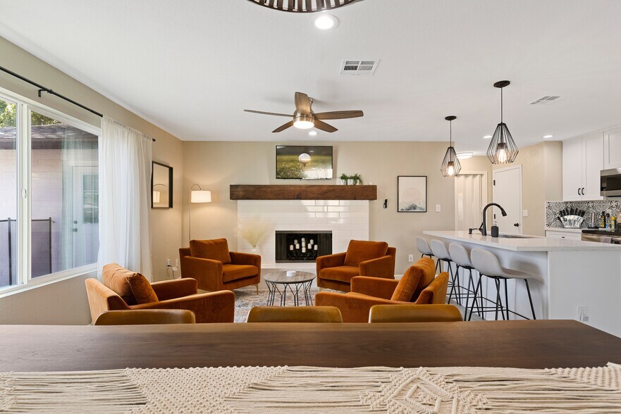 Lounge area - 4445 E Sharon Dr