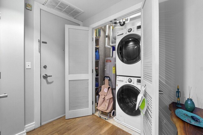 Building Photo - 2 Bed 2 Bath - Mount Vernon Condo - Garage Parking Space Included