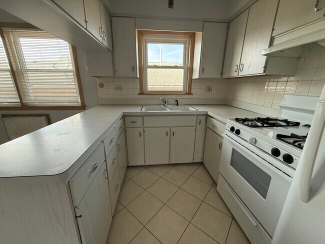 Building Photo - 2600 N Austin Ave