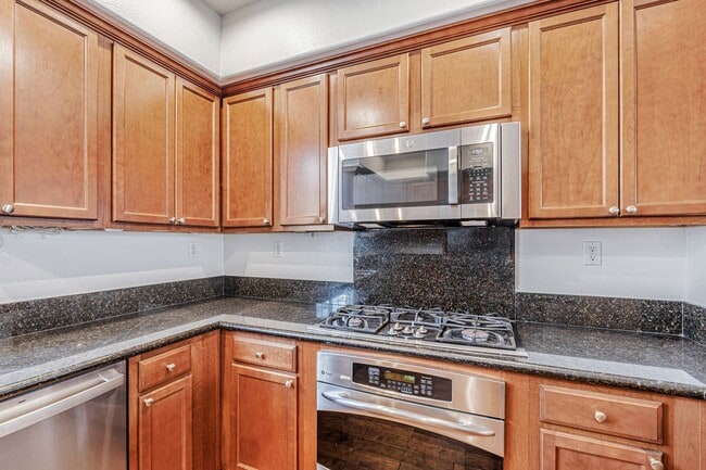 Building Photo - 1,331 sq ft with 2 on-suite bedrooms and o...