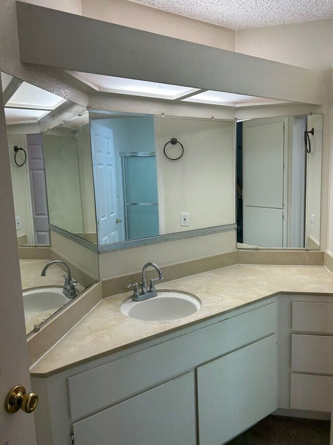 Building Photo - Spacious bright condo with new carpet and new paint and 2 bathrooms