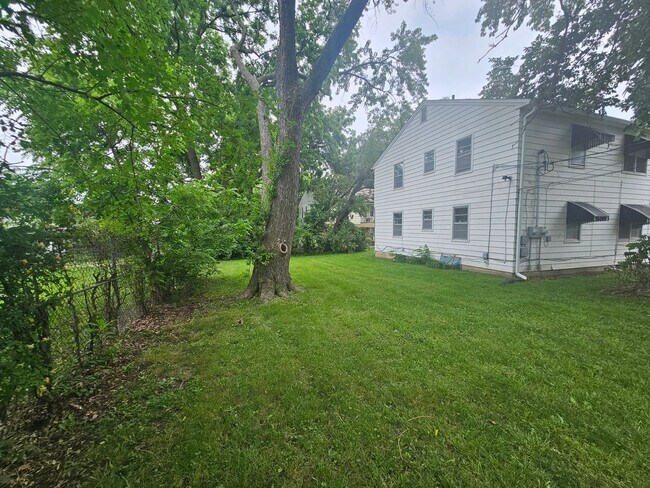 Building Photo - 800-802 E 75th Terrace
