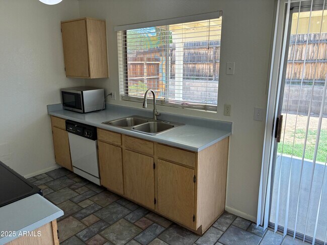 Building Photo - 3233 W Mohawk Ln