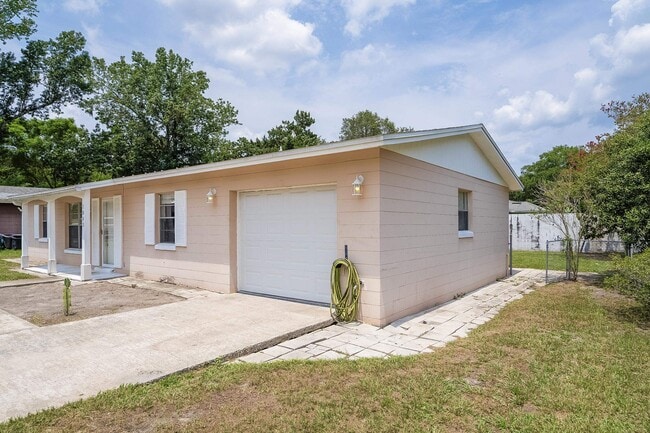 Building Photo - 1040 Dorado Dr