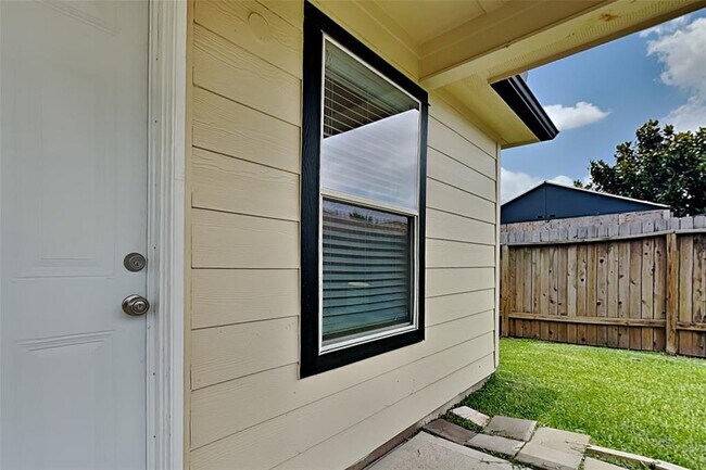Building Photo - 10835 Barker View Dr