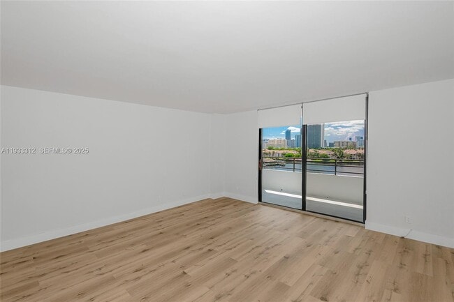 Building Photo - 2500 Parkview Dr