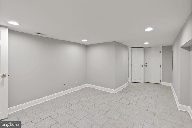 Building Photo - 3215 Fleet St