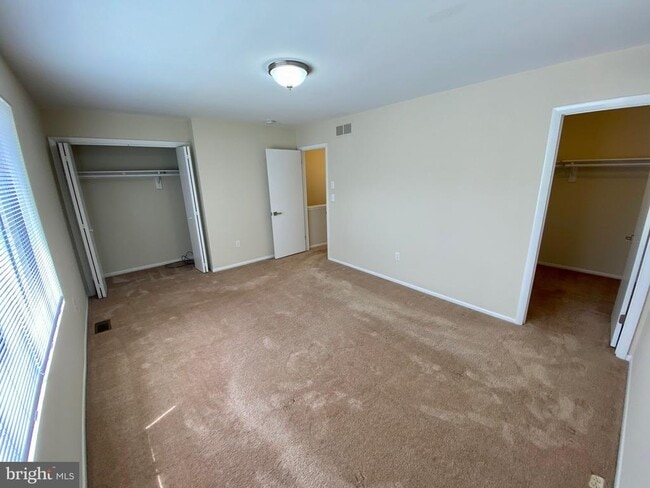 Building Photo - 1010 Commanders Way N