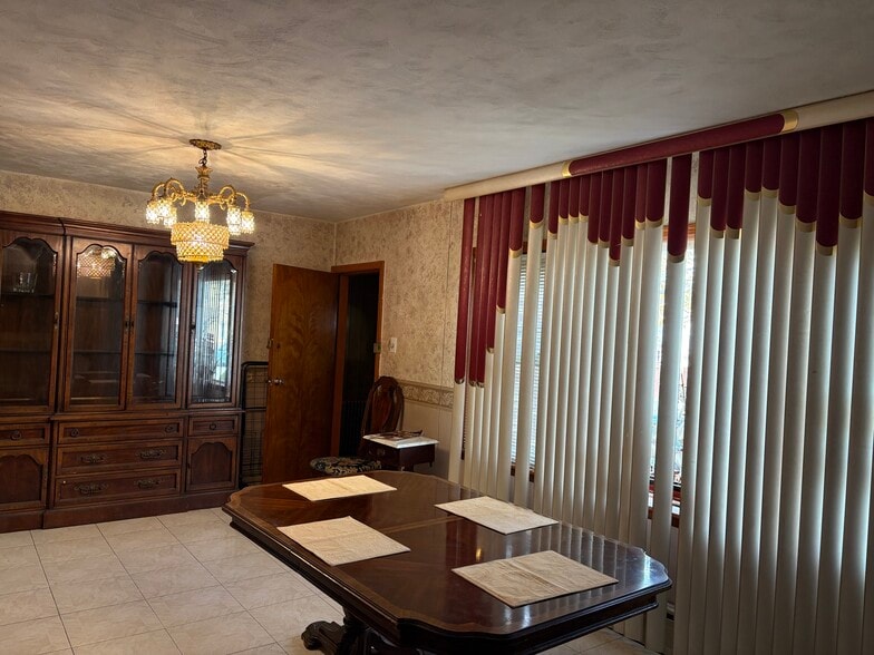 Living room - 752 E 88th St