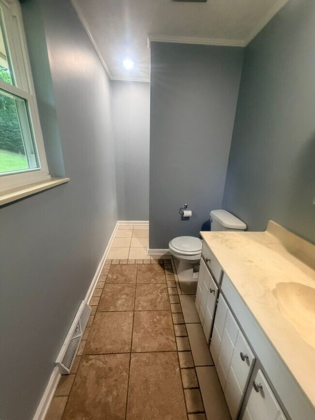 Building Photo - Spacious Maryville City Rental with Finished Basement & Lawn Care Included!